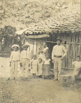 Fotografías en albún sobre viviendas, paisajes y gente de la Región del Bebedero. Aparecen famili...