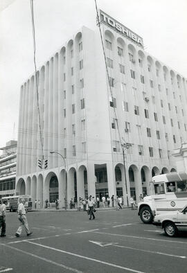 Fotografía del edificio Metropolitano, oficinas del Ministerio de Cultura y el Banco Popular. Ave...