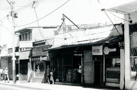 Fotografía de varios negocios ubicados en avenida 6, calle 8 y 10, acera norte San José
