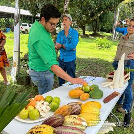 Fotografías de la gira del Ministro de Agricultura y Ganadería, Víctor Julio Carvajal Porras, a l...