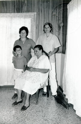 Fotografía con la imagen de cuatro miembros de la familia Retana Ureña María del Carmen y su hijo...