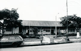 Fotografía de la fachada del edificio de la Escuela Juan Bautista Solís R. Se encuentra situado e...