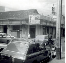 Fotografía del edificio del Bar Costa Azul. Situado en avenida 1, calle 1, esquina noroeste San José