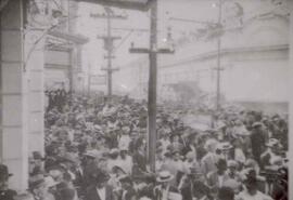 Fotografía de una concentración de público en la calle primera de San José, en un día festivo. Co...