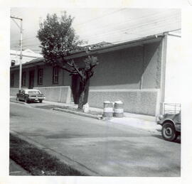 Fotografía de casa antigua propiedad de Carlos Salazar, situada contiguo al lado este de la Asamb...