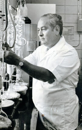 Fotografía con la imagen del Ing. Gilbert Fuentes en el laboratorio de la Escuela de Fitotecnia d...