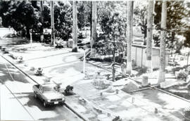 Fotografía del Parque Central de Heredia, costado Sur. Se observan unos funcionarios en labores d...