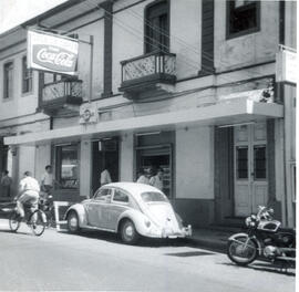Fotografía del frente del edificio de la soda La Garza, situado en avenida 0, calles 5 y 7, acera...