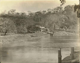 Fotografía de Puerto Ballena de Bolsón, al otro lado del Río Bolsón. Guanacaste. Vista del río. E...