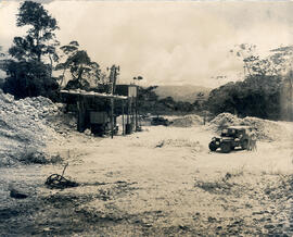 Fotografía de la parcela del quebrador de piedra y un Jeep J-1, Campo 2. Carretera Corredores-Sab...