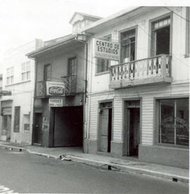 Fotografía con la imagen del edificio del Centro de Estudios de Bachillerato por Madurez, situado...
