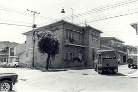 Fotografía de la calle uno. Vista de una casa de habitación situada en avenida 9, calles 1 y 3. S...