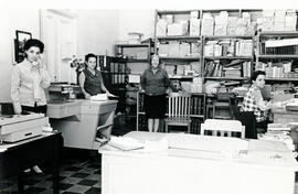 Fotografía del personal de la Secretaría de la antigua Biblioteca Nacional , situada en avenida 1...