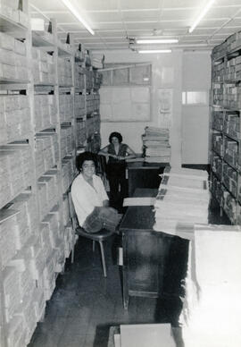 Fotografía de la Oficina de la Sección Administrativa del Archivo Nacional. Aparecen: Marvin Mong...