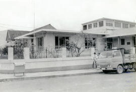 Fotografía del edificio de la Caja de Ahorro y Préstamo de Ande. Situado en avenida 2, calle 9-11...