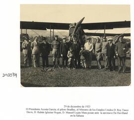 Fotografía sobre el vuelo de una aeronave de Havilland, San José. El presidente Acosta García, el...
