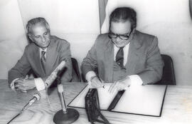 Fotografía con la imagen del Presidente de la República, Luis Alberto Monge Álvarez y el Vicepres...