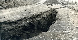 Fotografía del estado en que quedó el camino de Tronadora y el Río Chiquito después del sismo del...