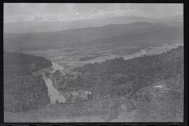 Negativo de vistas aéreas del Valle de la Estrella, se observan los bananales, algunos caceríos y...