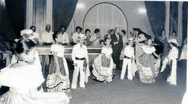 Fotografías de un grupo infantil de bailes folclóricos de Liberia, realizando una presentación en...