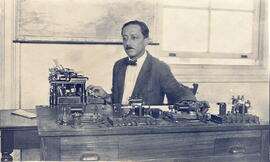 Fotografía de Próspero Martínez, telegrafista de la Oficina Central de Correos y Telégrafos de Sa...