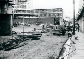 Fotografía del arreglo de un acueducto, en avenidas 6 y 4 , calle 7. Se ve el edificio de la Caja...