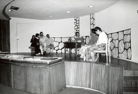 Fotografía del grupo de Teatro del Archivo Nacional, en la obra Todo por unos trastecillos despre...