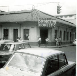 Fotografía del edificio de la Ferretaría Rodríguez. Situado en avenida 1, calle 0, esquina norest...