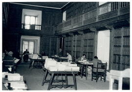 Fotografía del salón de investigadores del Archivo Histórico de Simancas. Las estanterías datan d...