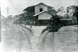 Fotografía de un ferrocarril en la estación de Estrada. Se observa la unión de las líneas de la N...