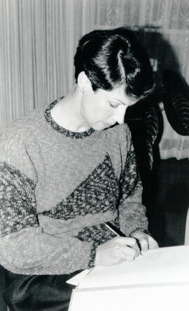 Fotografía de Eugenia Ibarra, profesora de la Universidad de Costa Rica, en la firma del protocol...