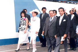 Fotografía de Luis Alberto Monge Álvarez, ex-Presidente de la República, y su comitiva, al moment...