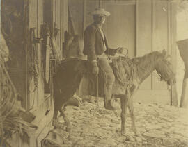 Fotografía en albún de un sabanero de Mójica, montando a caballo. Guanacaste, Bagaces