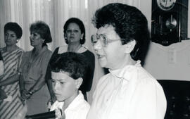 Fotografía de Alba Chacón León, Directora General del Archivo Nacional y de un alumno de la Escue...