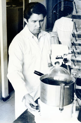 Fotografía con la imagen del Dr. José Alberto López en el laboratorio de Farmacia de la Universid...