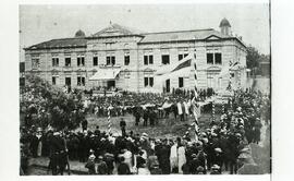Fotografía de acto cívico llevado a cabo al frente de la Escuela Metálica Buenaventura Corrales B...