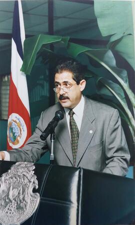 Fotografía de Jorge Sauma, gerente general, hablando en un podio en una actividad de reconocimien...