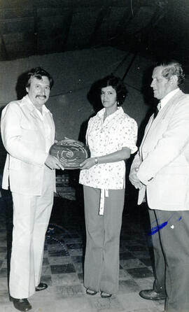 Fotografía de representantes de la Unión Cantonal de Asociaciónes de Desarrollo Comunal posando c...