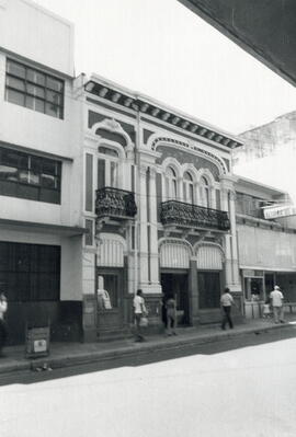 Fotografía de una casa antigua remodelada, en la actualidad funcionan varias oficinas comerciales...
