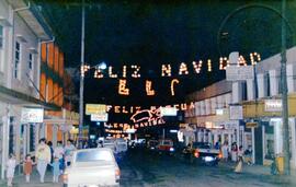 Fotografías de la calle principal de San Carlos. Tomas hechas en época navideña. Una de las fotos...