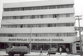 Fotografía del edificio del Banco Popular y de Desarrollo Comunal en San Pedro de Montes de Oca.