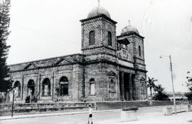 Fotografía de la Iglesia de Palmares. Se observa la parte frontal y lateral del templo Alajuela
