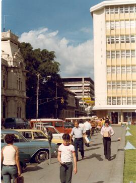 Fotografía de la avenida primera, calle 0. Vista de la esquina sur del edificio de Correos y Telé...