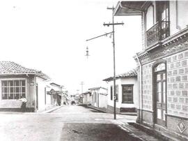 Fotografía de la intersección de la Calle Central con la Avenida Primera hacia el sur, en Heredia...