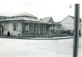 Fotografía de una casa de habitación, con jardín al frente. Situada en avenida 6, calle 5, esquin...