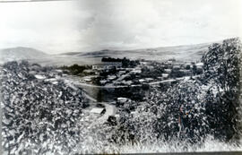 Fotografía panorámica de Juan Viñas, cantón Jiménez. Se observan algunas construcciones, parte de...