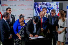 Fotografías tomadas durante firma de Ley  9728 para Regular el Teletrabajo en Costa Rica. En las ...