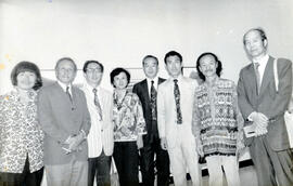Fotografía con la imagen de un grupo de chinos posando en la sala Marchena de la Biblioteca Nacio...