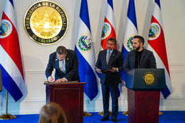 Fotografías de la Declaración de Coatepeque, documento firmado por el Presidente de la República,...