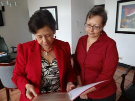 Fotografías de la entrega de documentos por parte de Carmen Odio al Ministerio de Cultura y Juven...
